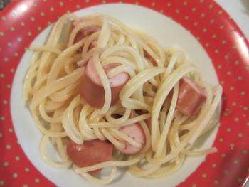 Lustiges Kinderessen: Würstchen mit Spaghetti gespickt