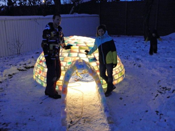 Iglu aus bunten Eisblöcken