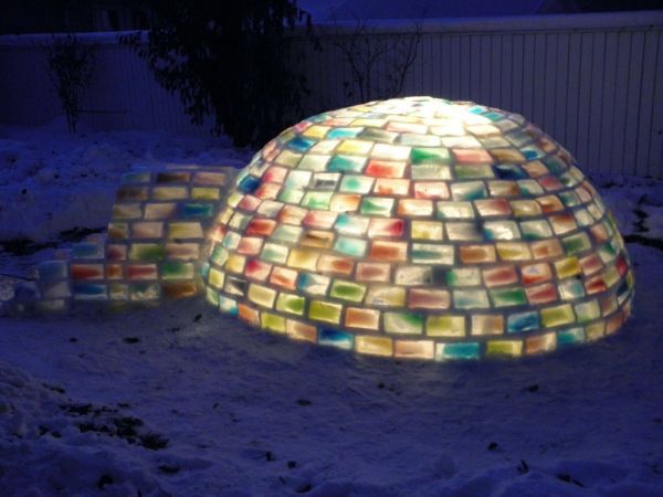 Iglu aus bunten Eisblöcken
