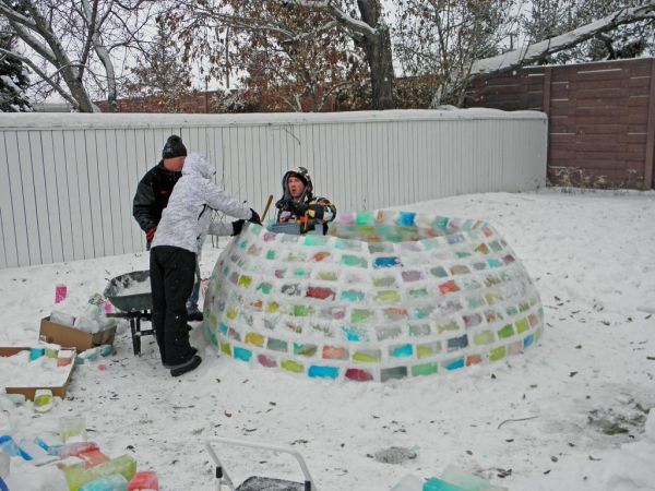 Iglu aus bunten Eisblöcken