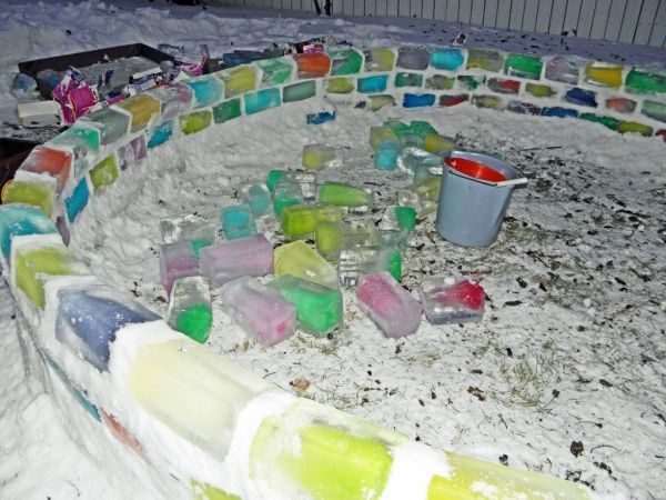 Iglu aus bunten Eisblöcken 