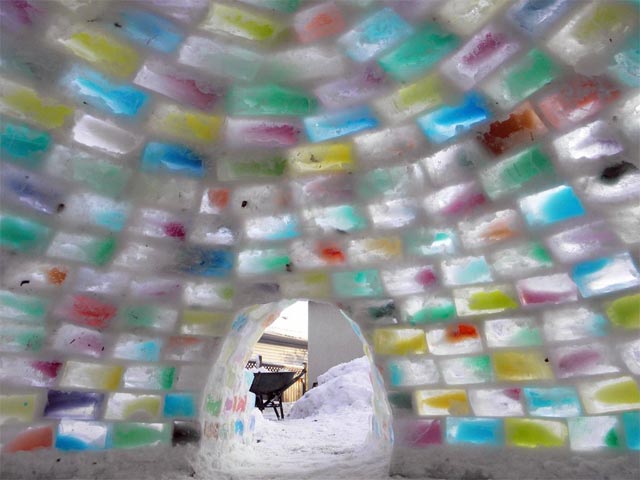 Iglu aus bunten Eisblöcken