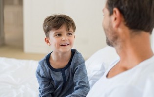Vater reflektiert mit seinem Sohn den Tag